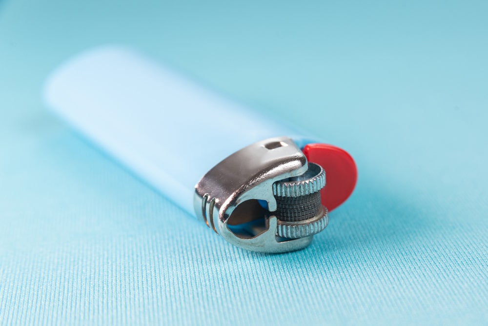 Un briquet jetable bleu clair, un accessoire discret qui pourrait inspirer des Briquets Espion