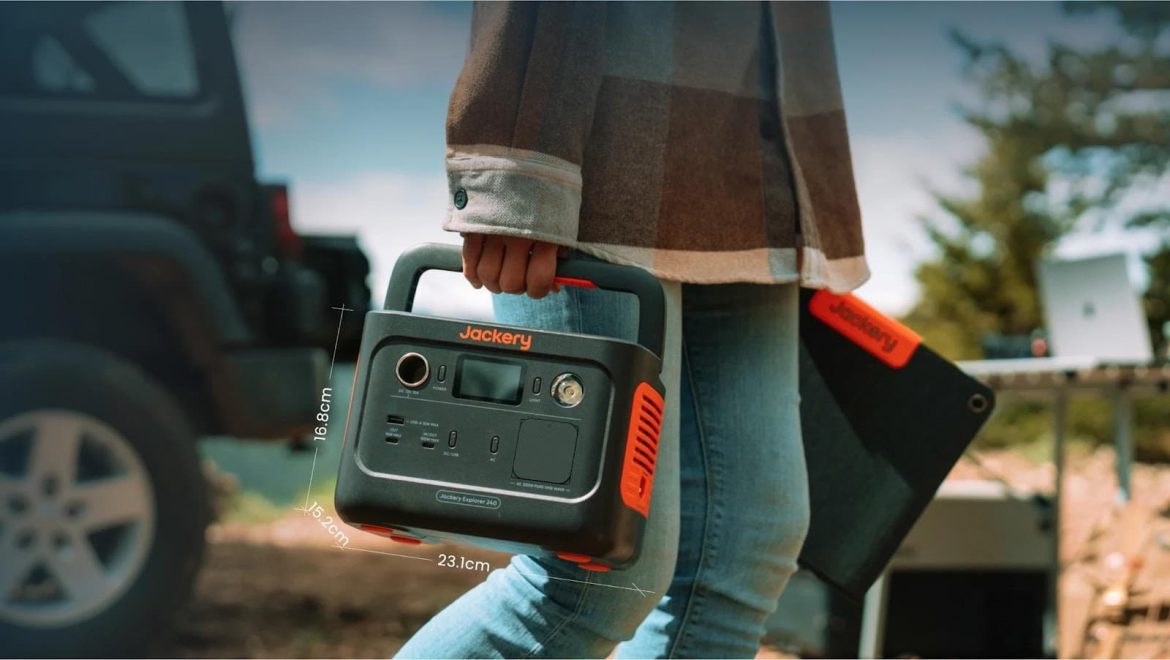 Puissance Modulable : Explorez Notre Gamme de Générateurs Solaires Jackery, Dont le Polyvalent Jackery Générateur Solaire 500 Un alignement de plusieurs générateurs électriques solaires Jackery de différentes tailles, orange et noirs, sur un fond blanc