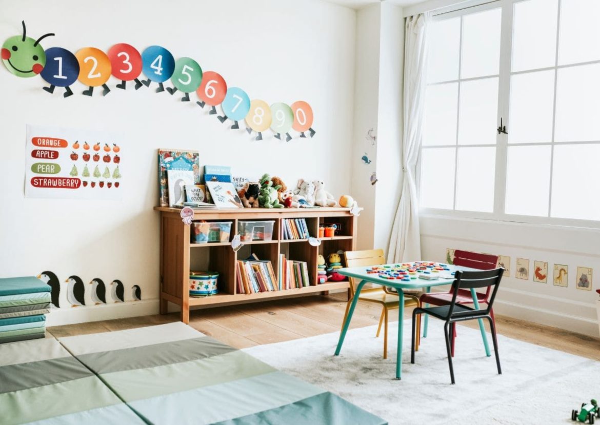 Espace d’apprentissage inspiré des jeux Montessori pour enfants Salle de classe de maternelle lumineuse avec des jeux Montessori et des tapis de sol.