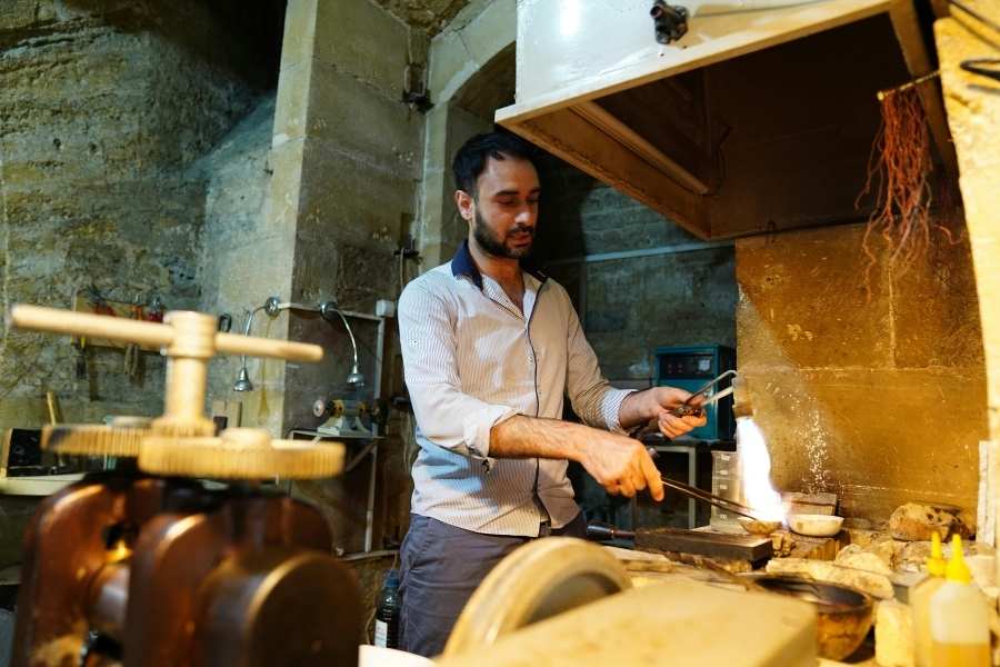 Devenir artisan boulanger et maîtriser les techniques traditionnelles Jeune artisan cuisinier préparant du pain dans une boulangerie traditionnelle
