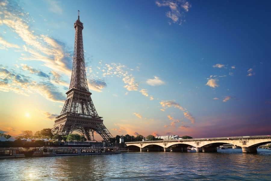 La Tour Eiffel illuminée au crépuscule à Paris Tour Eiffel et Seine au coucher du soleil, symbole de Paris près des musées gratuits