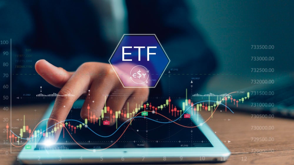Investissement en bourse et gestion d’ETF. Main touchant une tablette affichant des graphiques boursiers et l'icône ETF (Exchange Traded Fund).