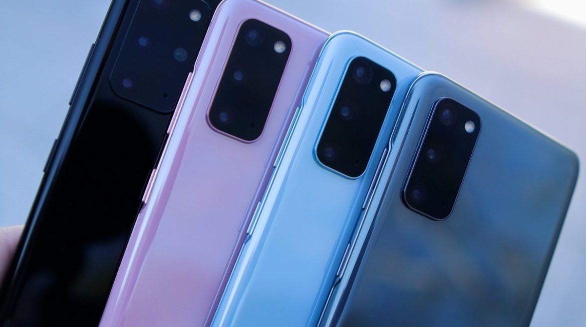 Couleurs des téléphones Samsung Galaxy : Comparaison des designs pour le débat Iphone vs samsung S25. Quatre smartphones Samsung Galaxy de couleurs variées alignés, mettant en valeur leurs systèmes de triple caméra arrière.