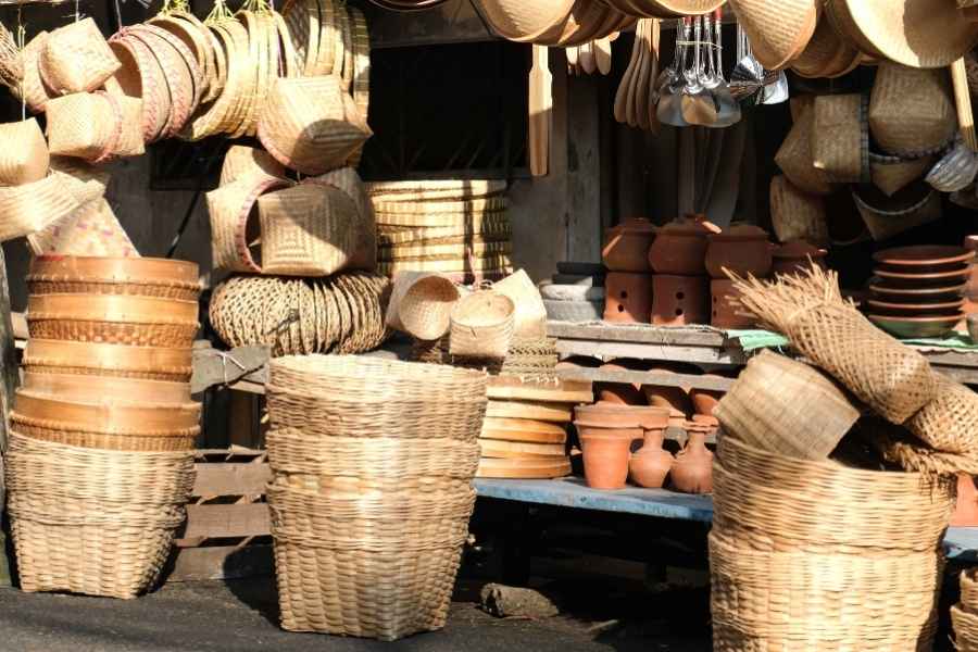 Marché d’artisanat local avec vannerie et créations traditionnelles Étal de marché présentant paniers tressés et objets d'artisanat local