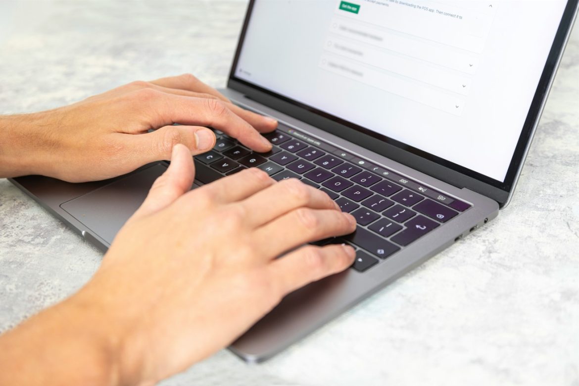 Mains d'un utilisateur naviguant sur un ordinateur portable moderne pour découvrir et tester les meilleurs outils IA en 2026 afin d'automatiser son flux de travail.